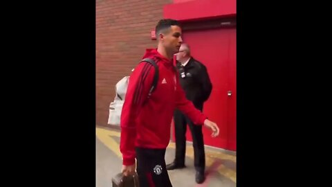 Cristiano Ronaldo chegando ao Old Trafford para enfrentar o Brentford