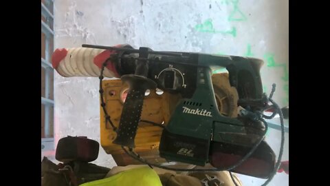 Makita XRH01Z 18V LXT Lithium-Ion Brushless Cordless 1-Inch Rotary Hammer Accepts SDS-PLUS Bits