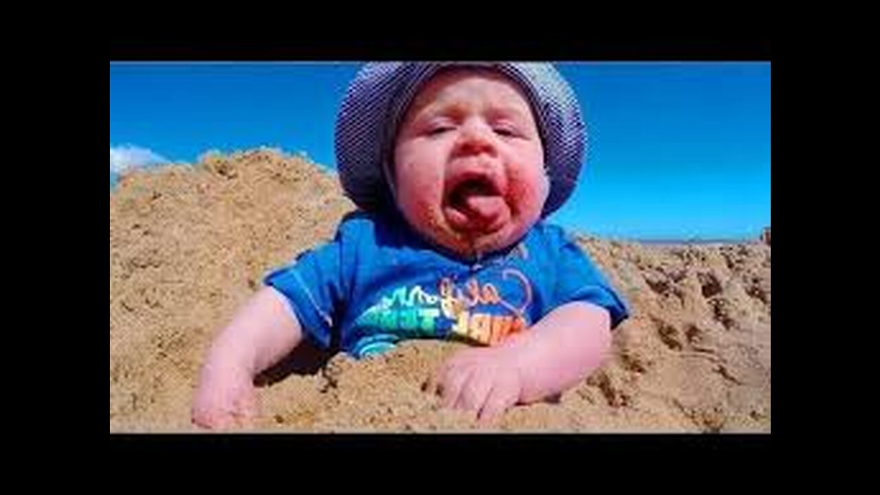 Baby funny reaction on beach 🤣🏖️