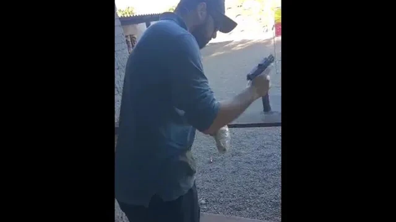 Atirando de pistola com a mão quebrada