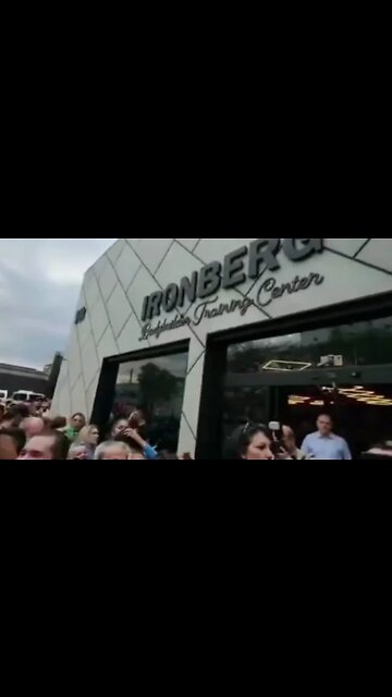 Uma multidão na entrada do Ironberg para receber o presidente Bolsonaro