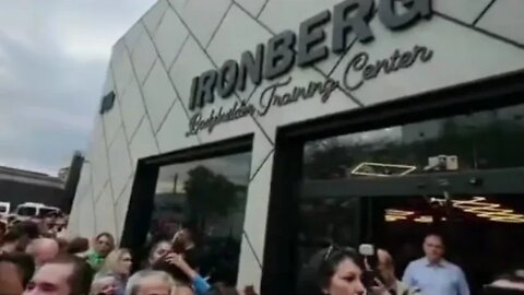 Uma multidão na entrada do Ironberg para receber o presidente Bolsonaro