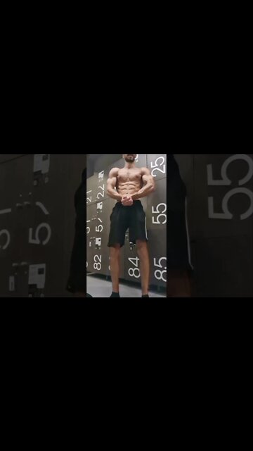 Bodybuilder shows ALL MUSCLES in Locker Room 😳 #shorts