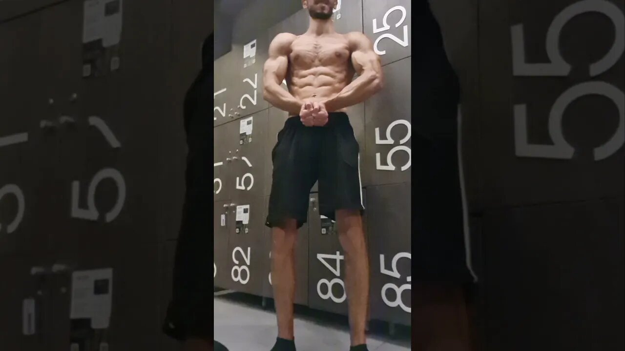 Bodybuilder shows ALL MUSCLES in Locker Room 😳 #shorts