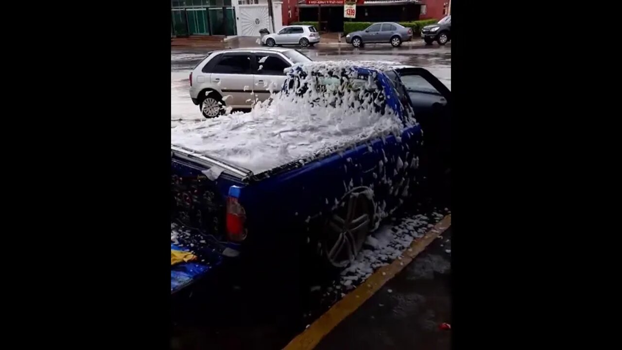 Saveiro com grave batendo - Cheio de espuma