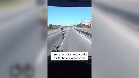 caminhoneiro consciente com ciclistas e pedestres ... por mais pessoas assim no mundo !