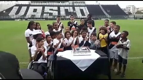 Crianças da Barreira do Vasco comemorando o aniversário do Vasco em São Januário