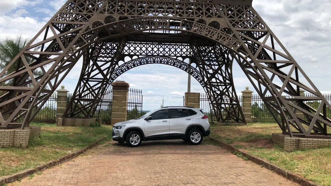 GM Tracker Turbo mostrando seus frisos novos na torre Eiffel de Umuarama.