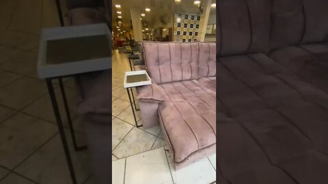 Na compra do sofá Holanda ganhe uma mesa de apoio, somente nas lojas físicas