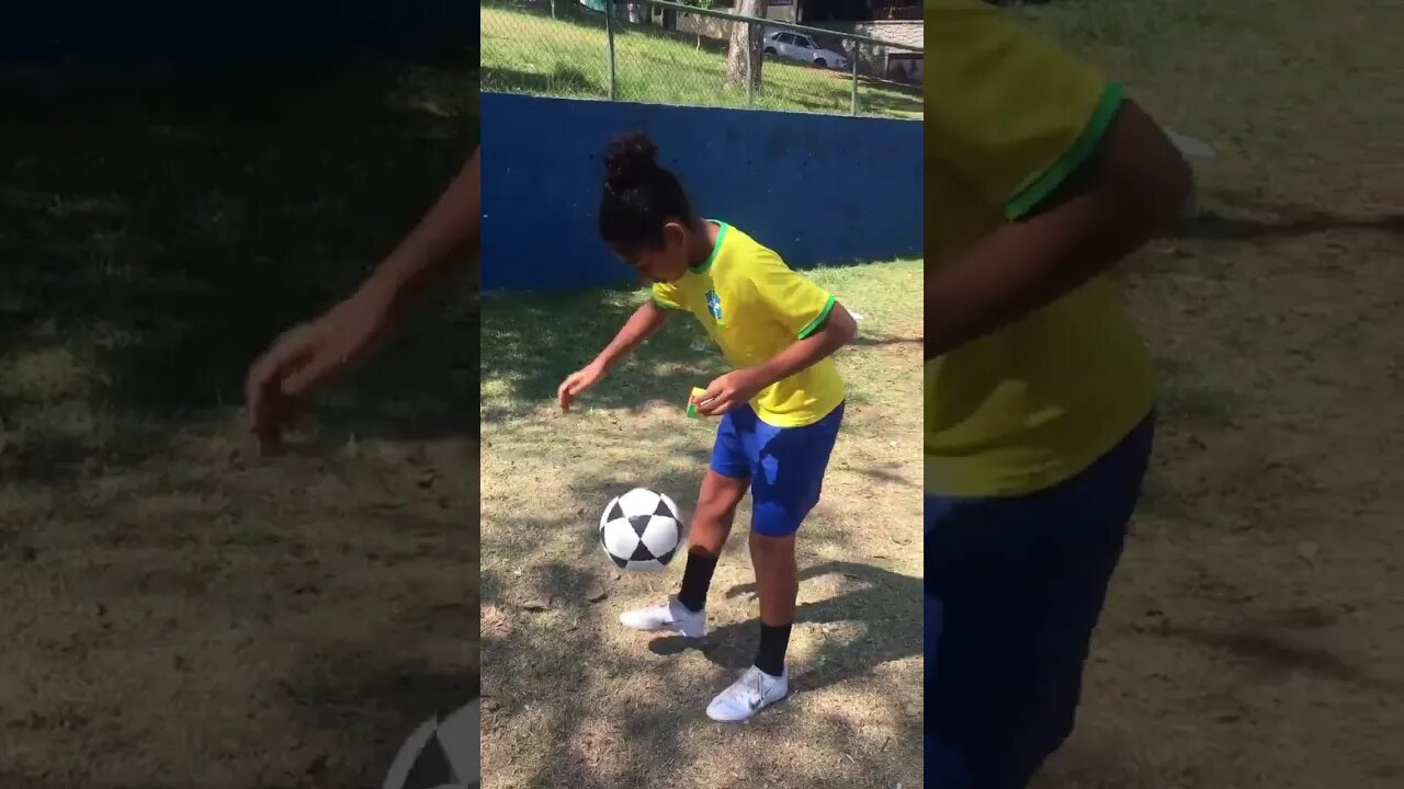 Resolvendo o cubo mágico sem deixar a bola cair. #futebol #cubomagico