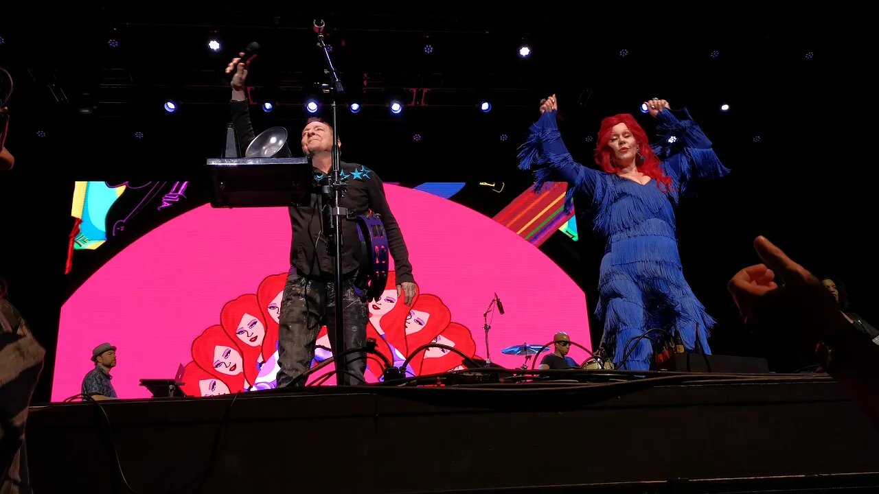 B-52`s at Sugarland song Rock Lobster