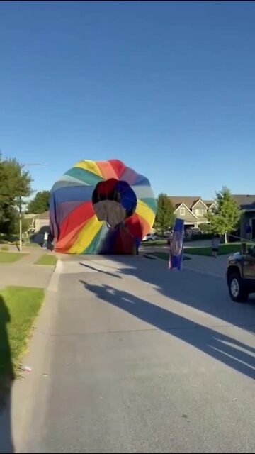 Hot air balloon lands in Omaha neighborhood (2/2)