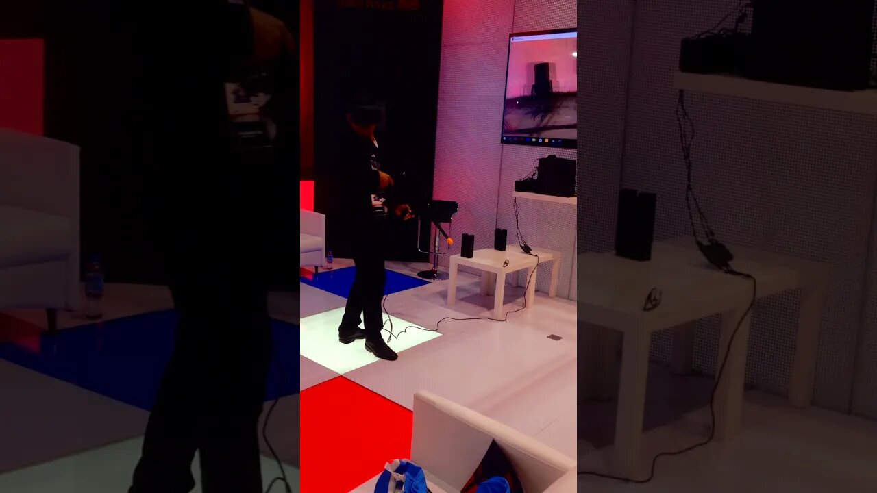 TRYING OUT THE DUBAI POLICE NEW VIRTUAL REALITY MACHINE | EXPLORE DUBAI