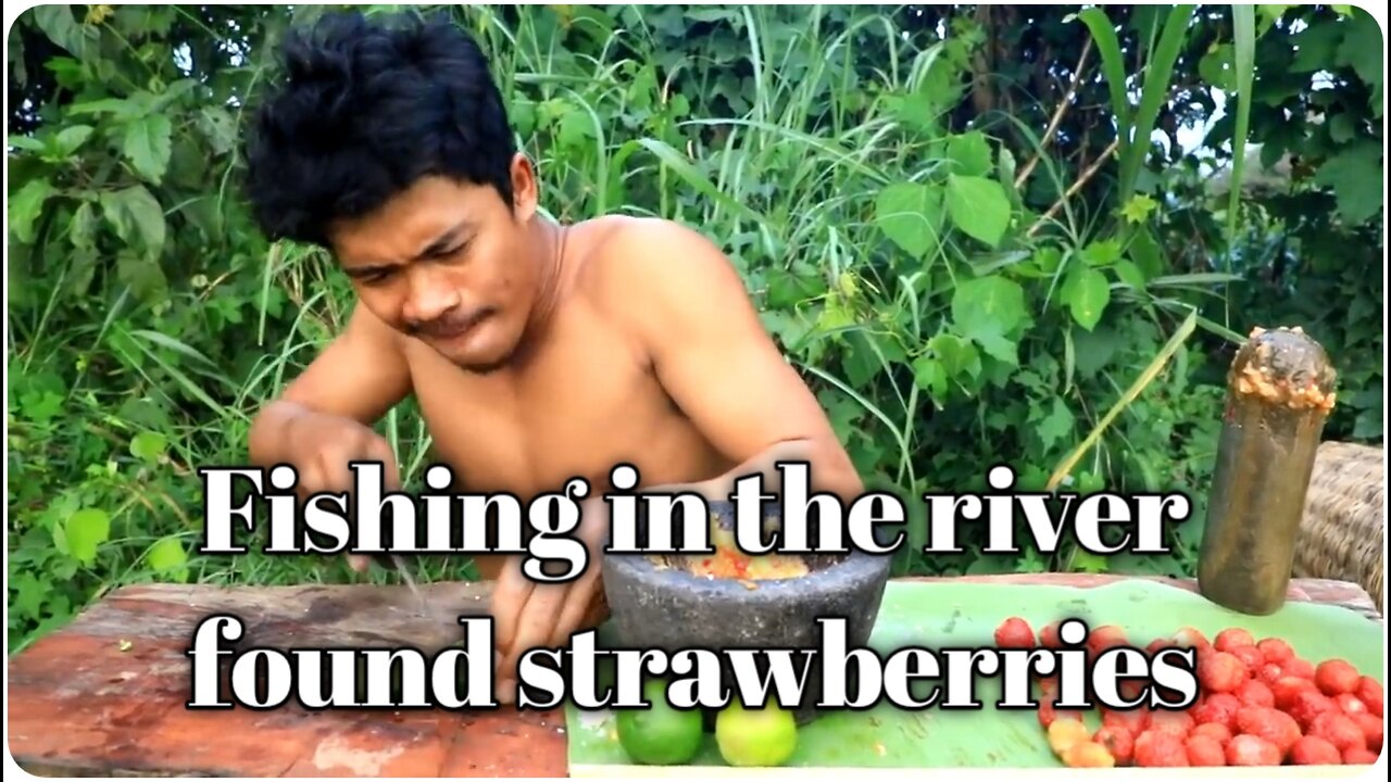 Fishing in the river found strawberries || Eat delicious strawberries || Crezylife