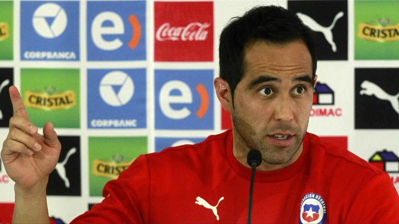 Portero chileno Claudio Bravo anuncia su retiro del fútbol a sus 41 años | AFP