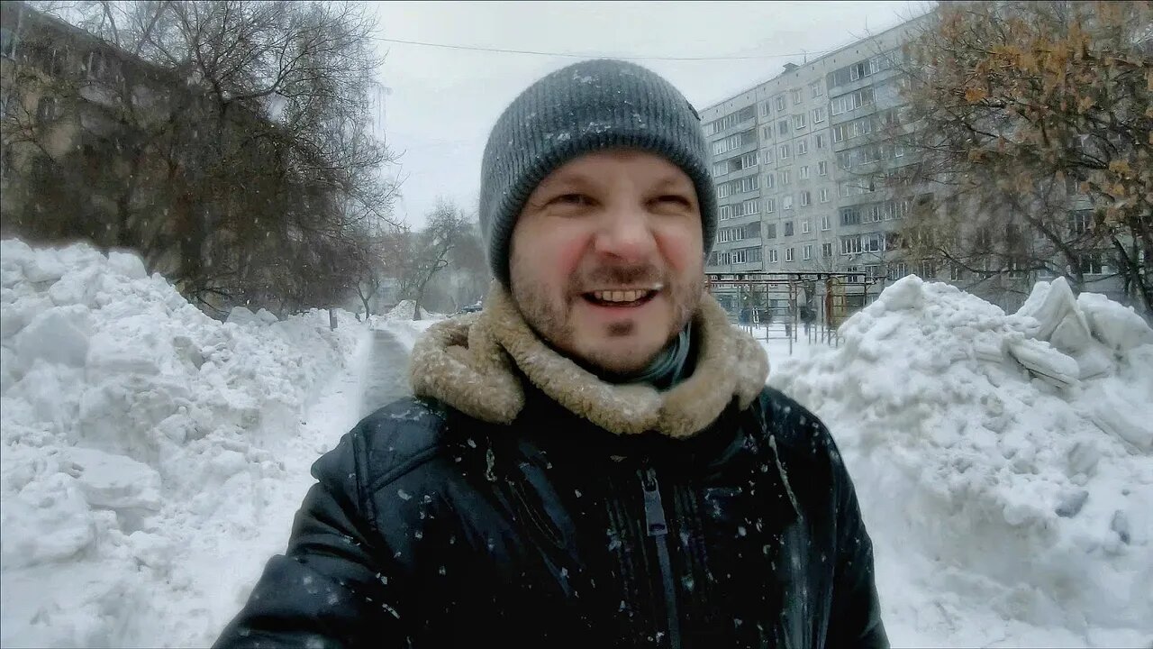 Spring in Siberia. I show you snow-covered courtyards