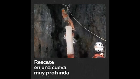 Intenso operativo de rescate a un científico atrapado en una cueva