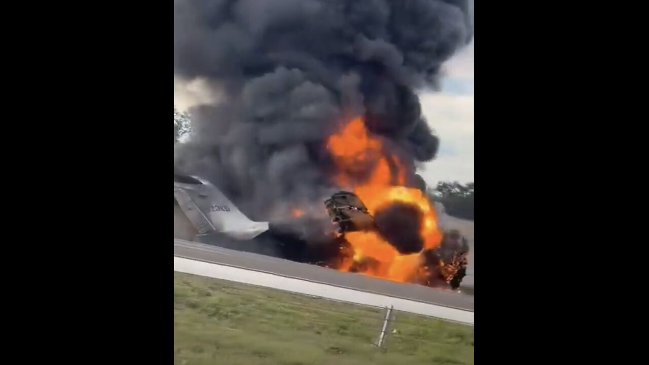 SMALL JET CRASH LANDS🛩️🛣️💥🛻💥🚗ON FLORIDA HIGHWAY🛩️🛣️🚗🛻