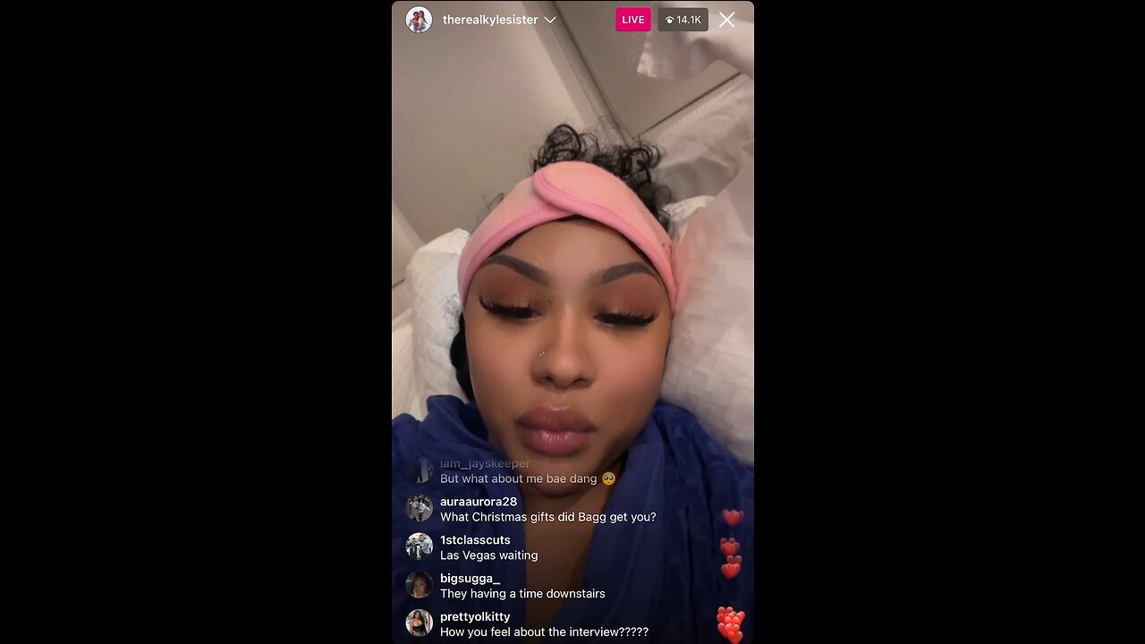 Rapper GF Ari Fletcher Getting Ready To Go For A Massage With Her Fans On Instagram Live 28.12.22.