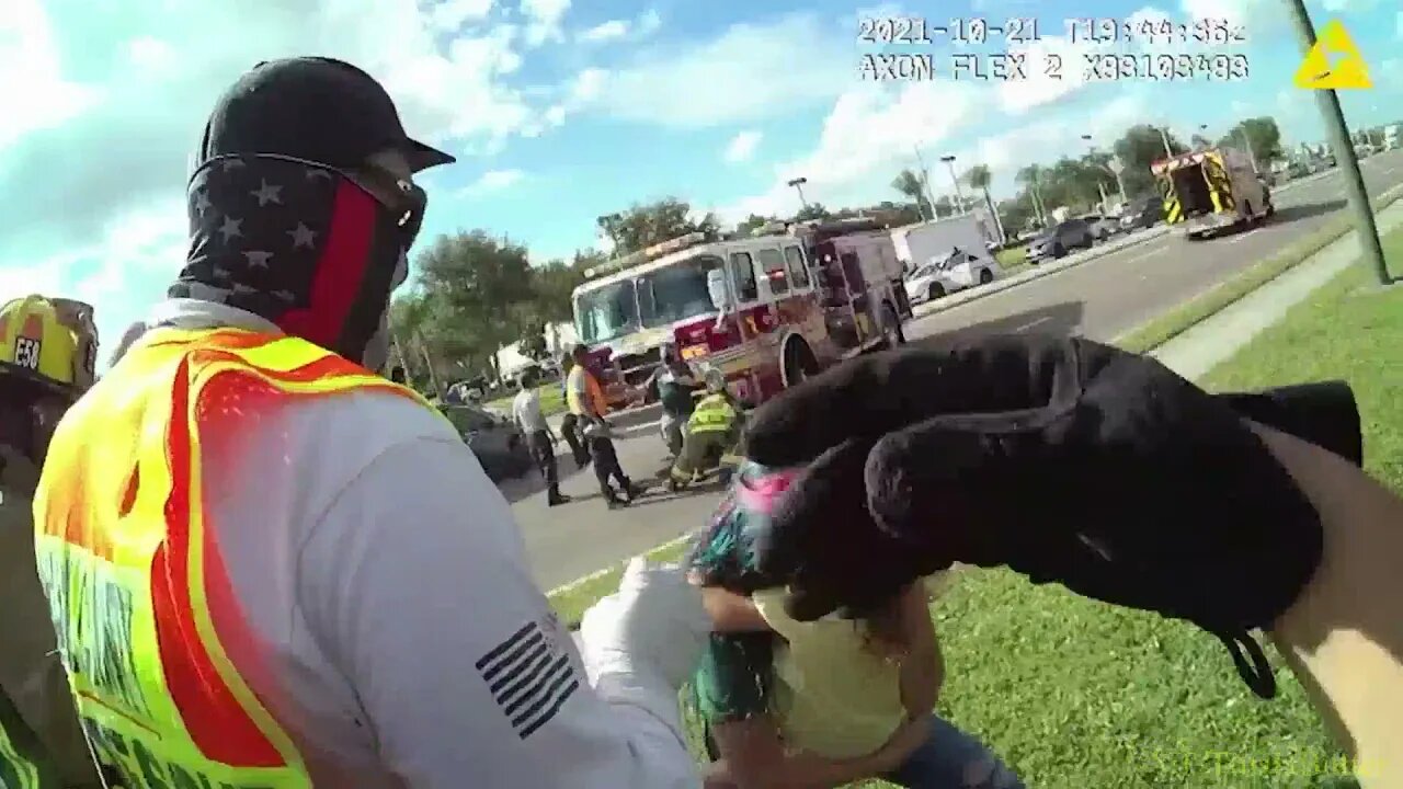 Deputy holds little girl until mom is found