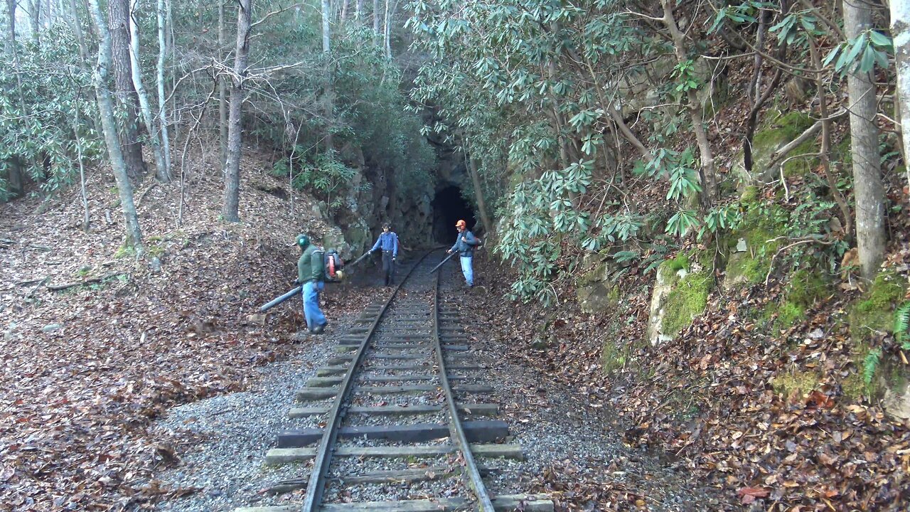 Clearing Leaves Off Of The Tracks In The Doe River Gorge On The ETWNC Nov 2022 Sped Up X100