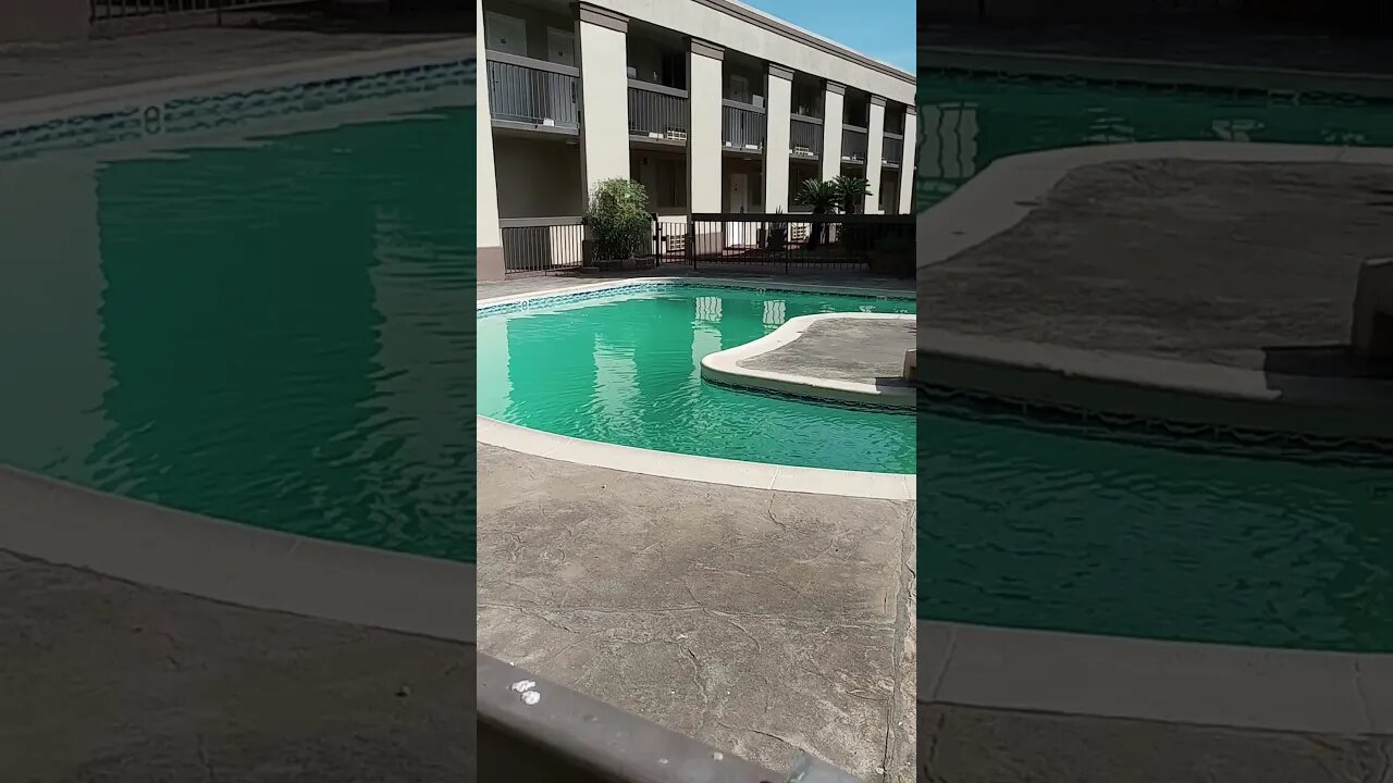 10/07/2023 hotel pool