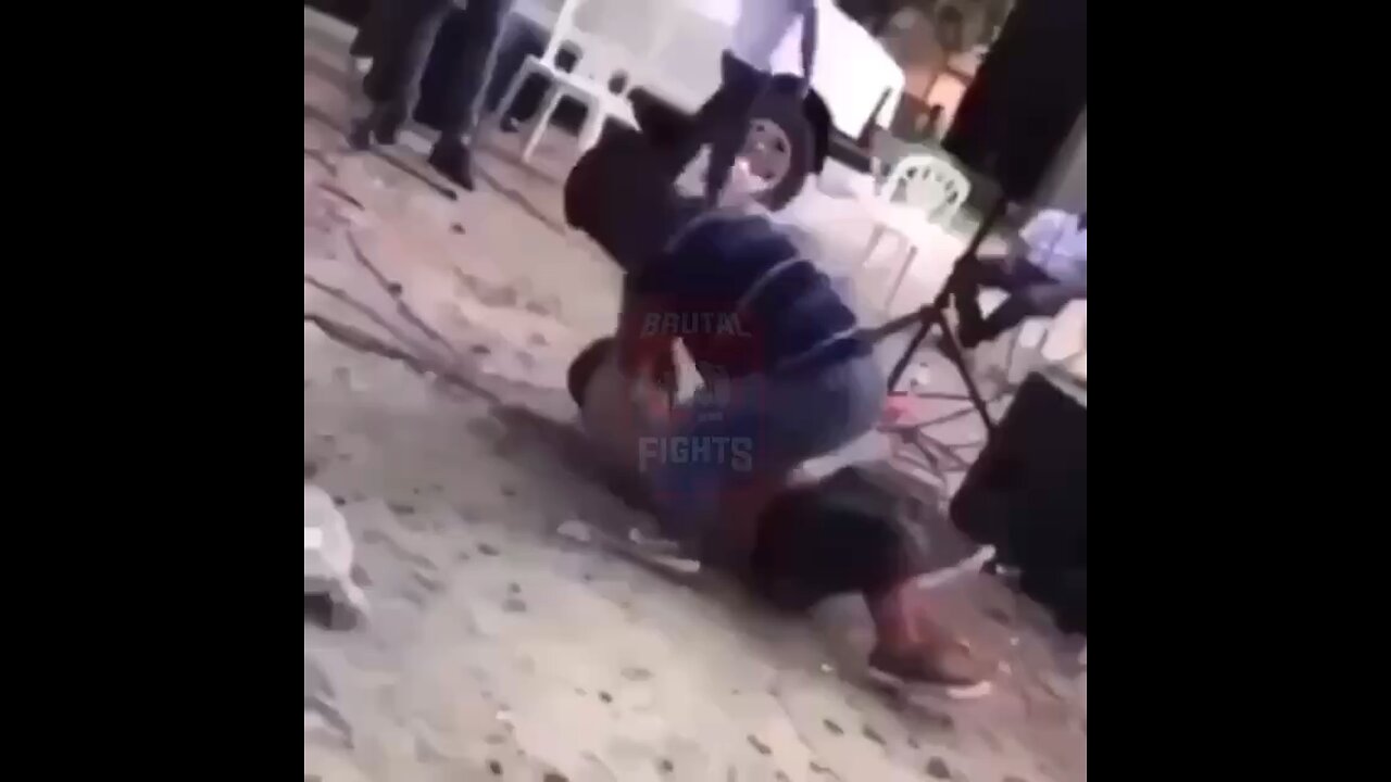 Midgets fighting 😂