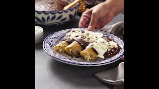 Enchiladas de Mole con Pollo