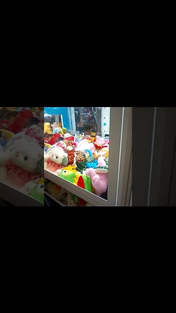 pegando urso de pelucia na maquina (1)