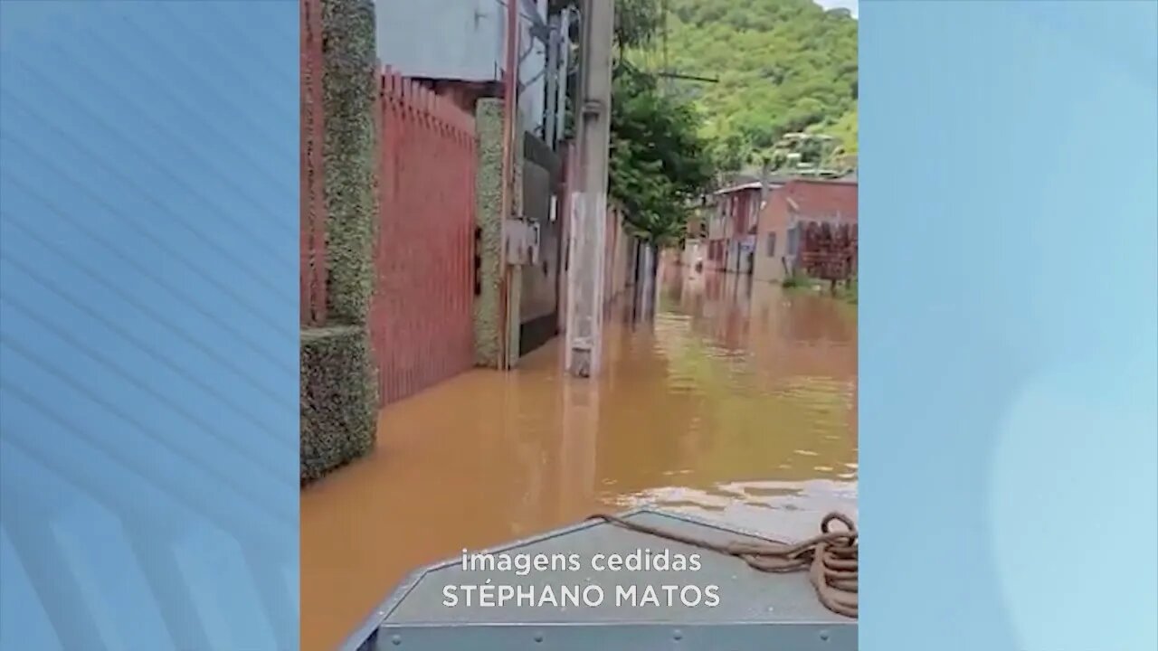 Resgate em Aimorés: Polícia Militar e voluntários por meio de barco salvam cães ilhados dentro d