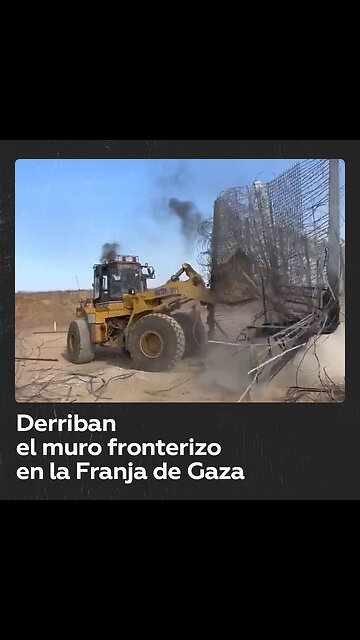 Excavadora palestina derriba el muro fronterizo en la Franja de Gaza