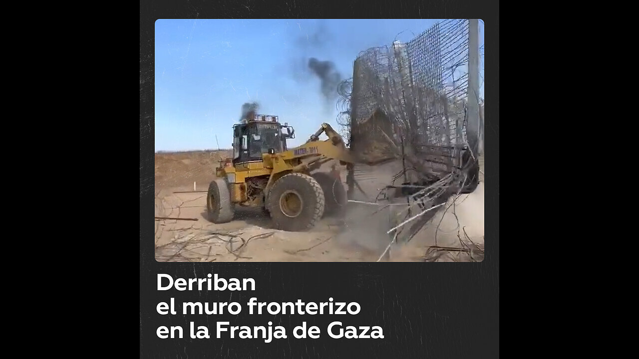 Excavadora palestina derriba el muro fronterizo en la Franja de Gaza