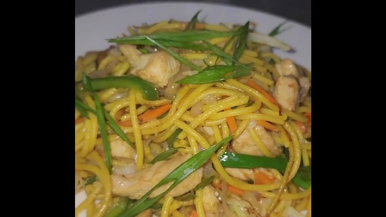 Easy quick and tasty Hakka noddles.