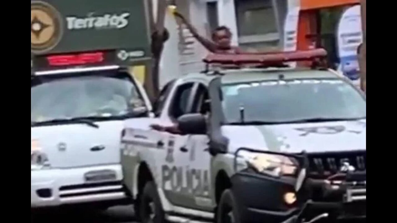 Durante festa, mulher dança sobre viatura da PoLÍCIA Militar. A bailarina da PM