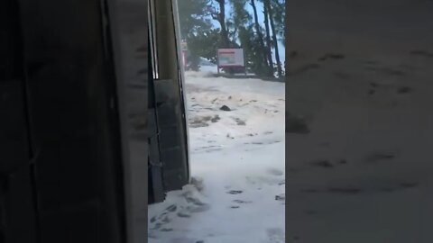 Parecía un Tsunami Se sale el Mar en Gol St. Louis, Reunión. Francia