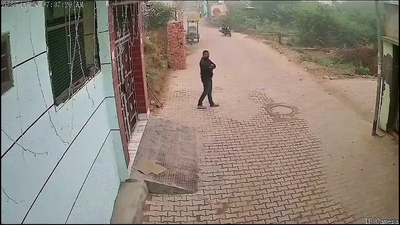 4 guys attempt to shoot a man