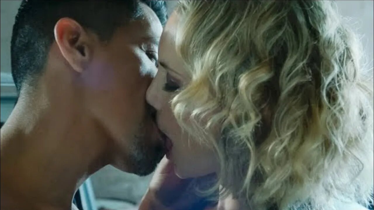 Magnum P.I. S4×01 | Higgins And Magnum Kiss Scene