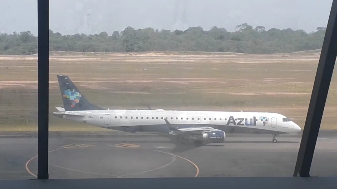 Embraer 195 PR-AXS taxia e decola de Manaus para Boa Vista