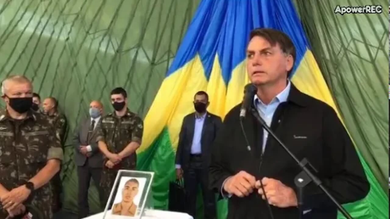 Bolsonaro discursa em velório: “Levo parte da sua dor comigo”