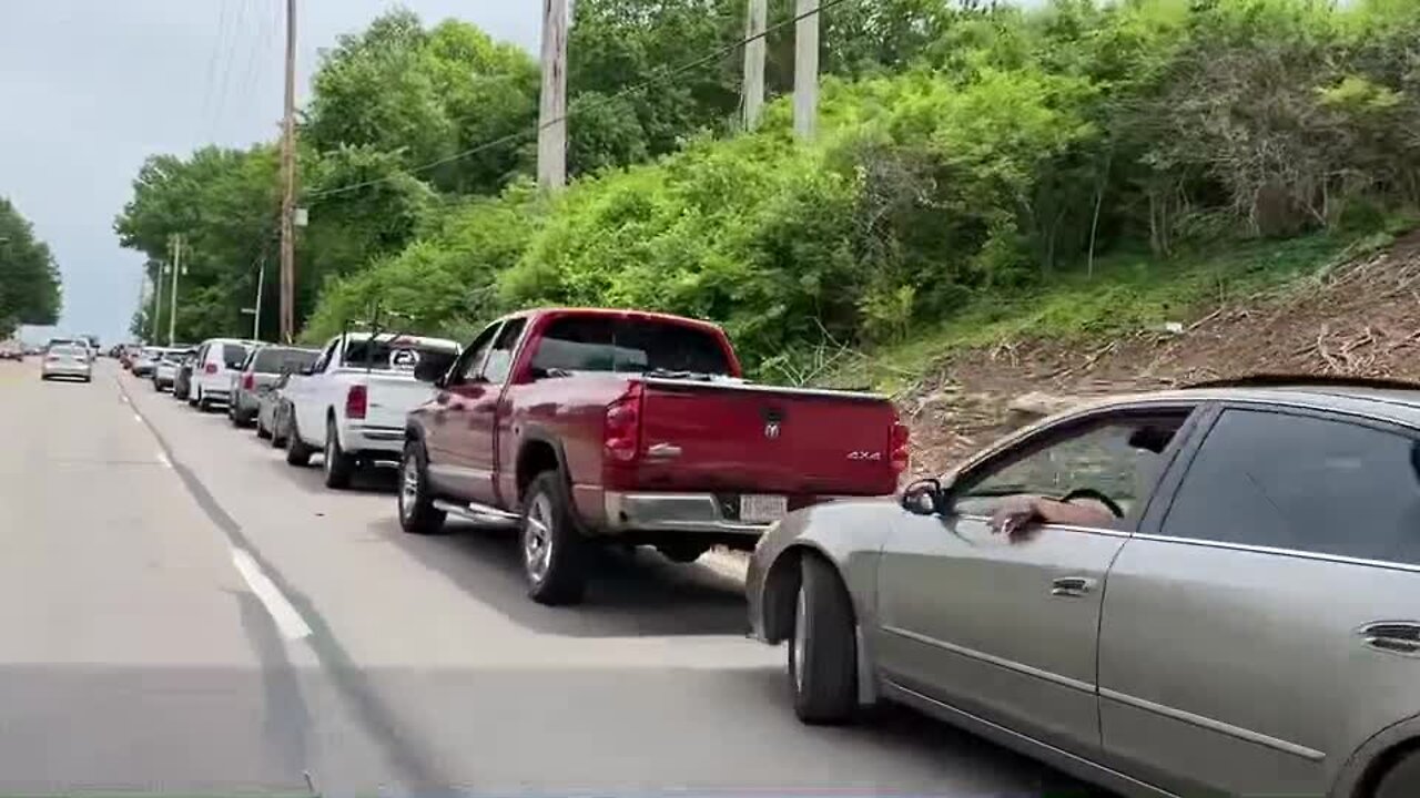 Lines for cheap gas at Favtrip in KCMO