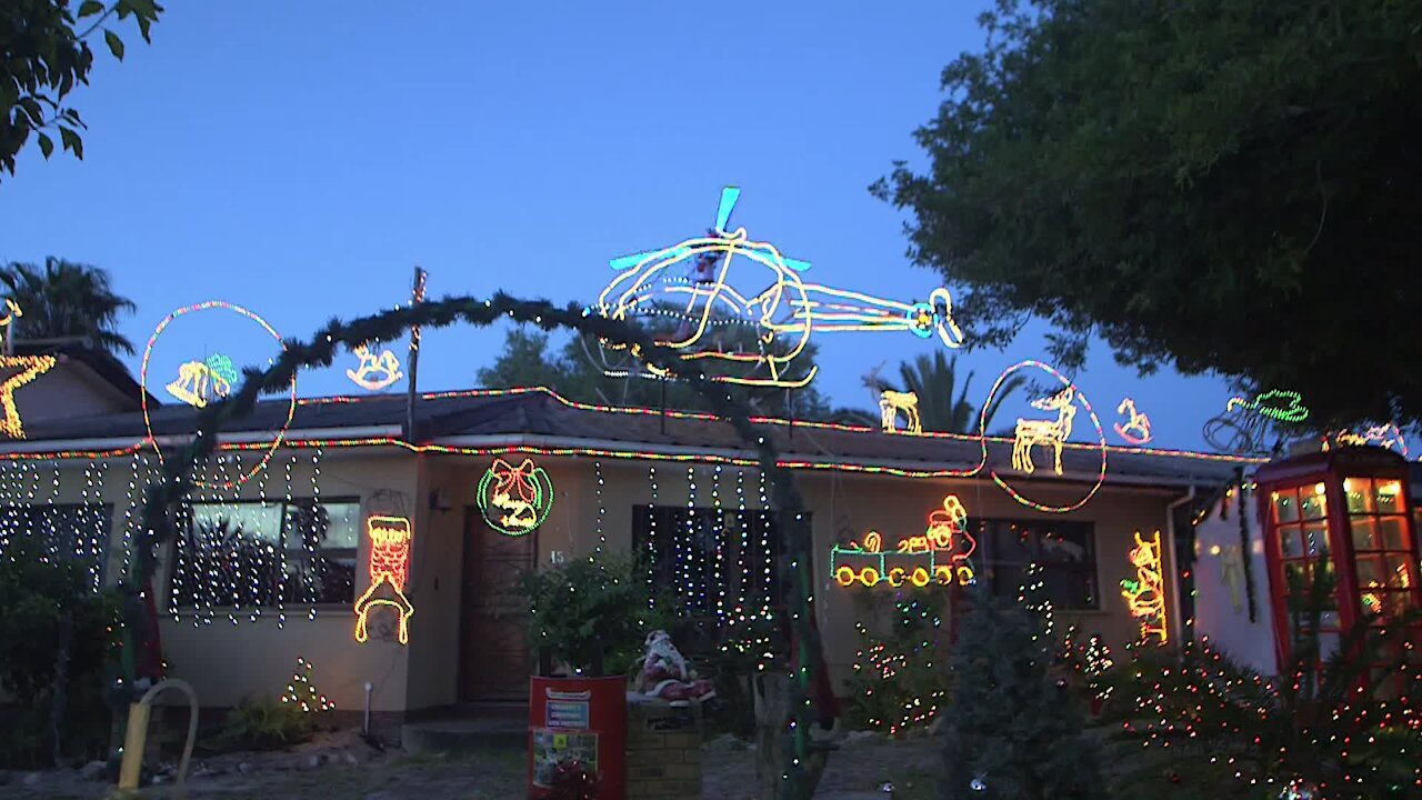 SOUTH AFRICA - Cape Town - Gerry Smeda adorns home for Christmas to raise funds for the sick (Video) (a8J)