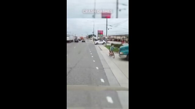 Omg, that truck almost run over the man on bicycle 🛻