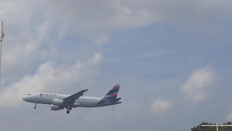 Airbus A320 PR-MHM na aproximação final antes de pousar em Manaus vindo de Brasília