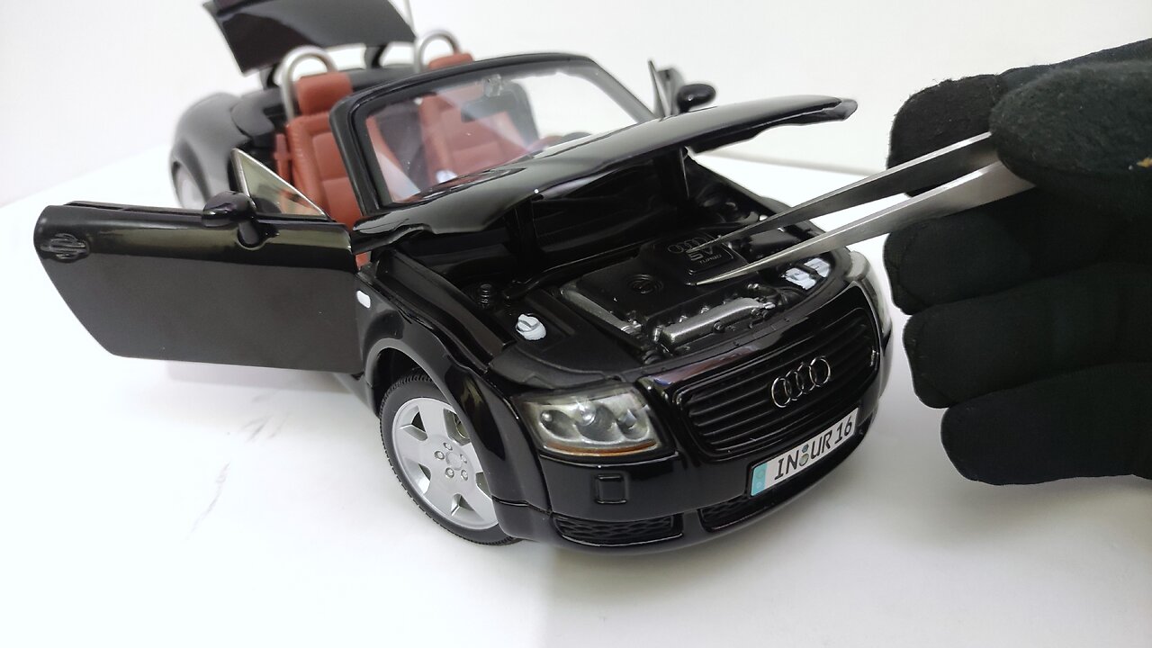 Unboxing of Audi TT Roadster 1999 1/18 scale (Super Realistic Diecast Model Car)