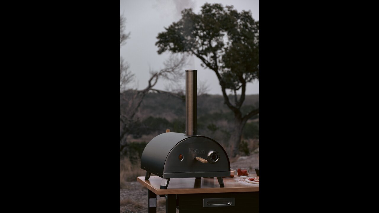 Outdoor pizza made with Woody Oven