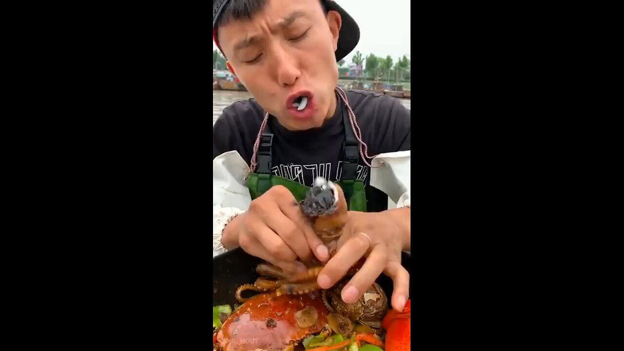 Chinese_Fisherman_Cooking_and_Eating_seafood_Mukbang_Fresh(360p)