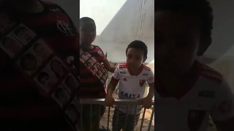 Criançada chorando por estar com a camisa do Flamengo