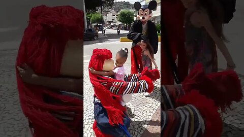 ALEGRIA DAS CRIANÇAS COM FOFÃO, MICKEY MOUSE E LA CASA DE PAPEL DANÇANDO NA CARRETA FURACÃO