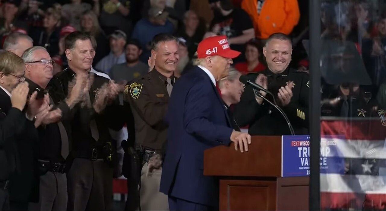 MEN AND … Trump MISSED OUT WOMAN Sheriffs on Stage at Juneau WI rally