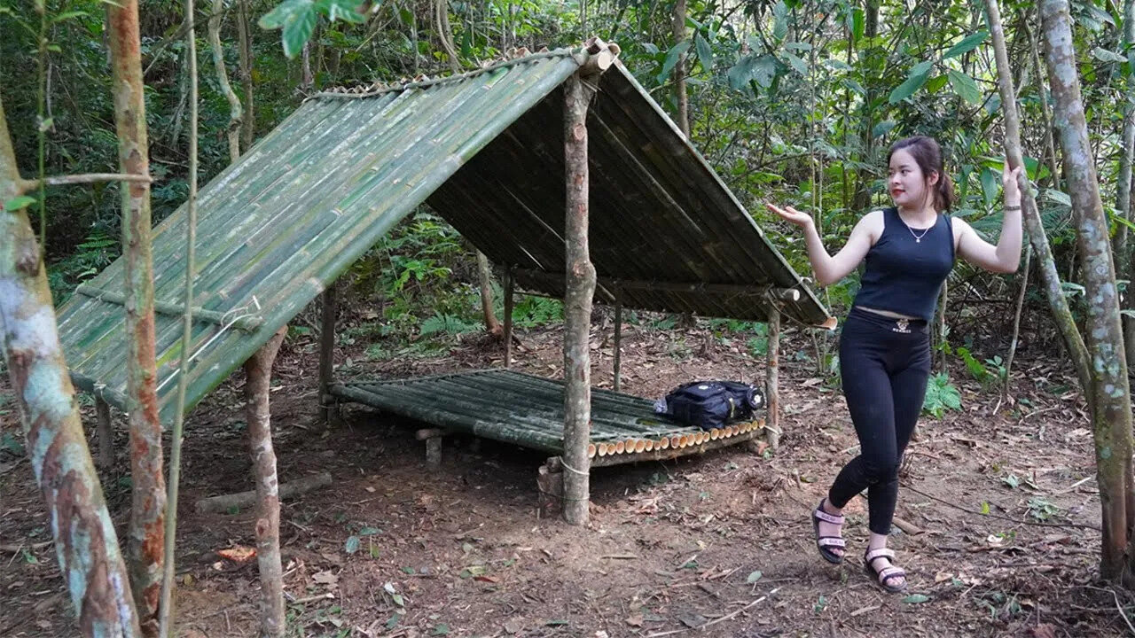 🔴 Solo Camping in Rainforest - Make The Bamboo Shelter